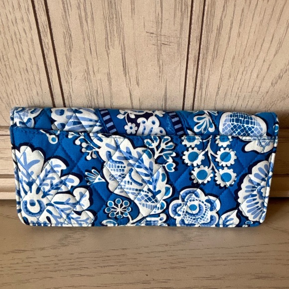 Vera Bradley Blue Lagoon print passport travel wallet - Picture 3 of 4